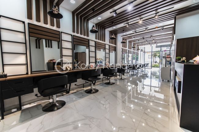 The Blonde Hair Studio resim 1